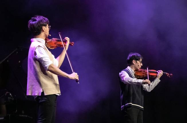 TwoSet Violin World Tour
